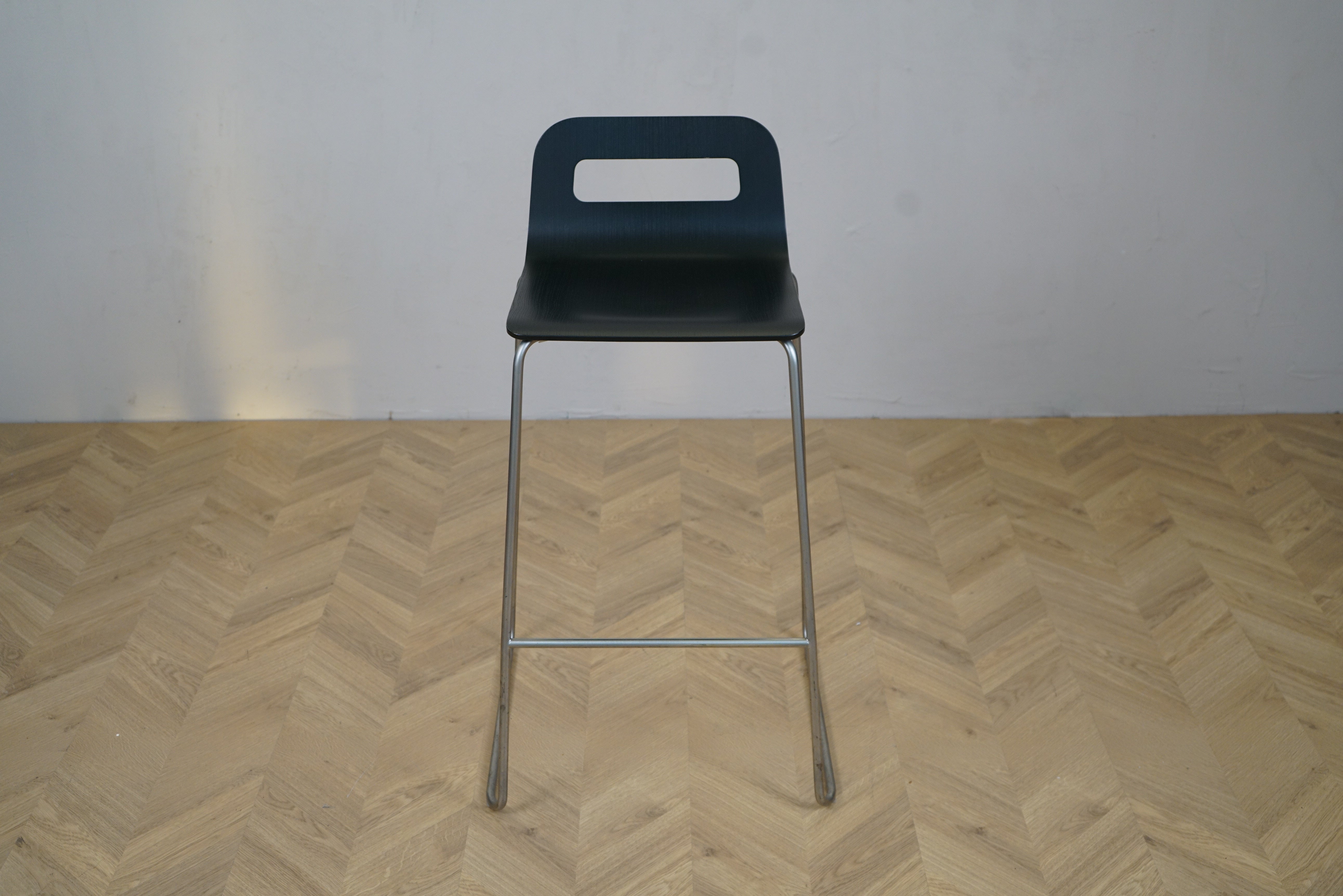 Lapalma barstol sort 75 cm med krom stel set forfra – moderne højstol til køkken og bar